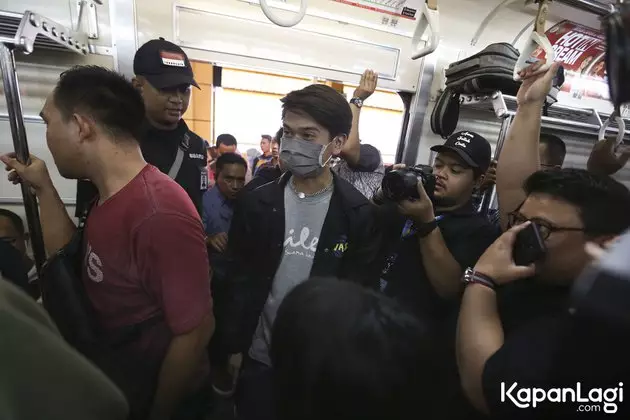 Iqbaal Ramadan di MRT  berbagai sumber  Iqbaal Ramadan di MRT  berbagai sumber