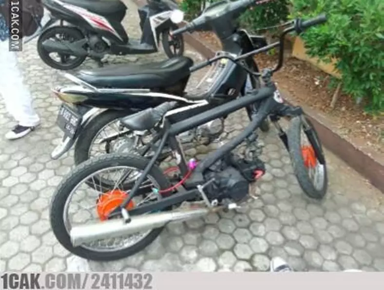 potret lucu modifikasi sepeda geleng kepala © 2020 1cak.com
