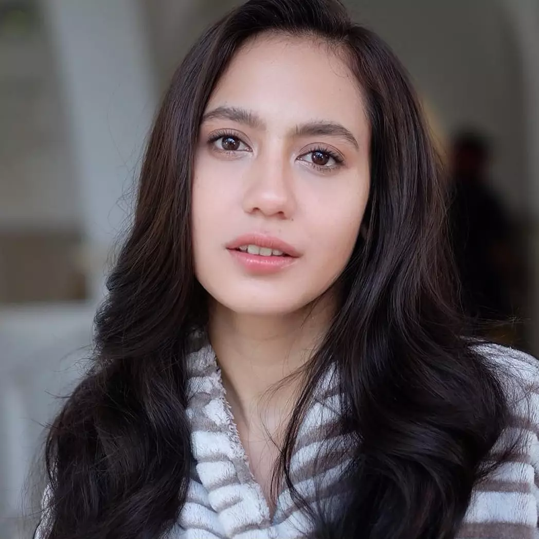 9 Potret transformasi Pevita Pearce, bukti cantik sejak kecil
