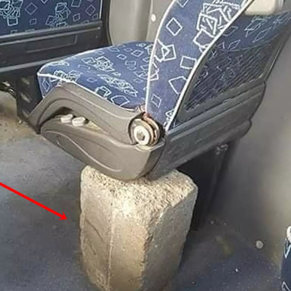 10 Benda nyeleneh di angkutan umum ini nggak terduga, bikin mikir