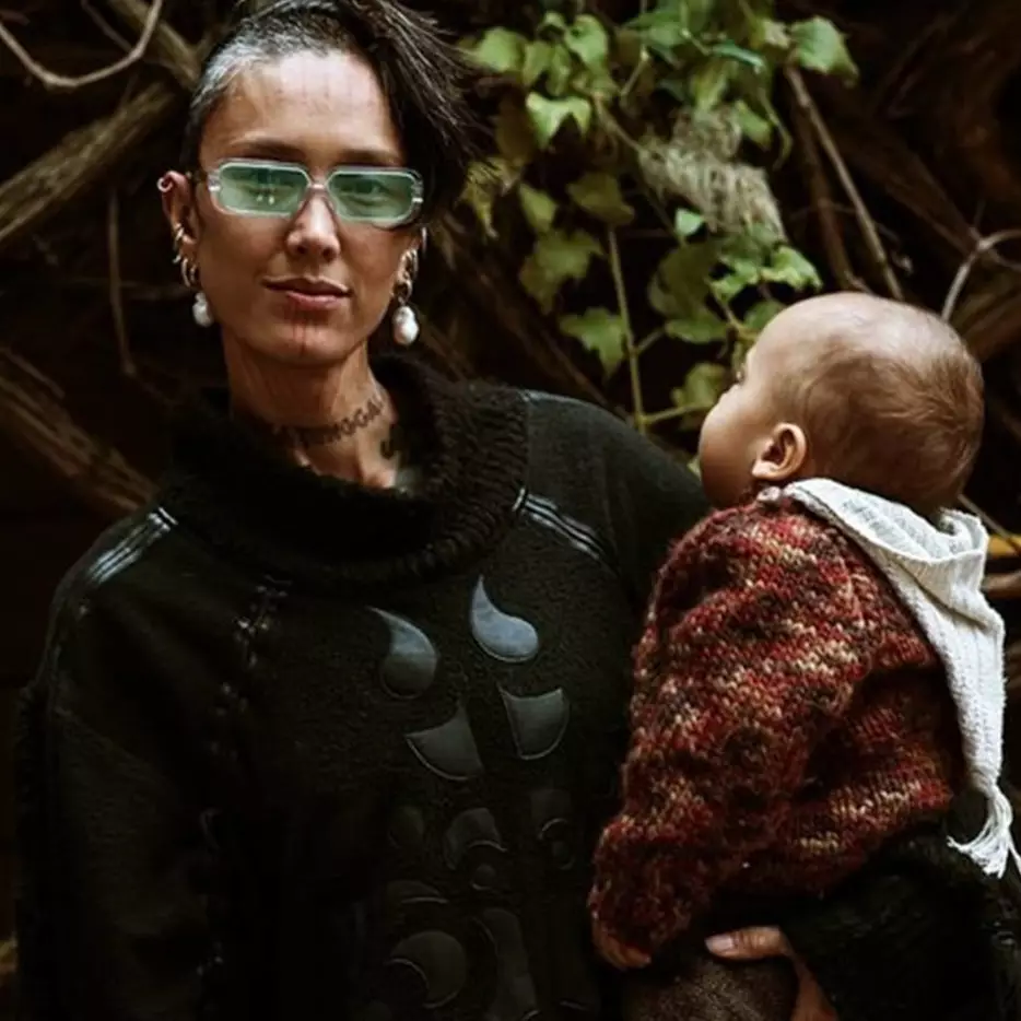 6 Momen Fahrani momong anak, gaya nyentriknya curi perhatian 