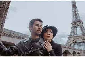 Momen salah tingkah Raffi & Nagita ciuman saat pemotretan di Paris