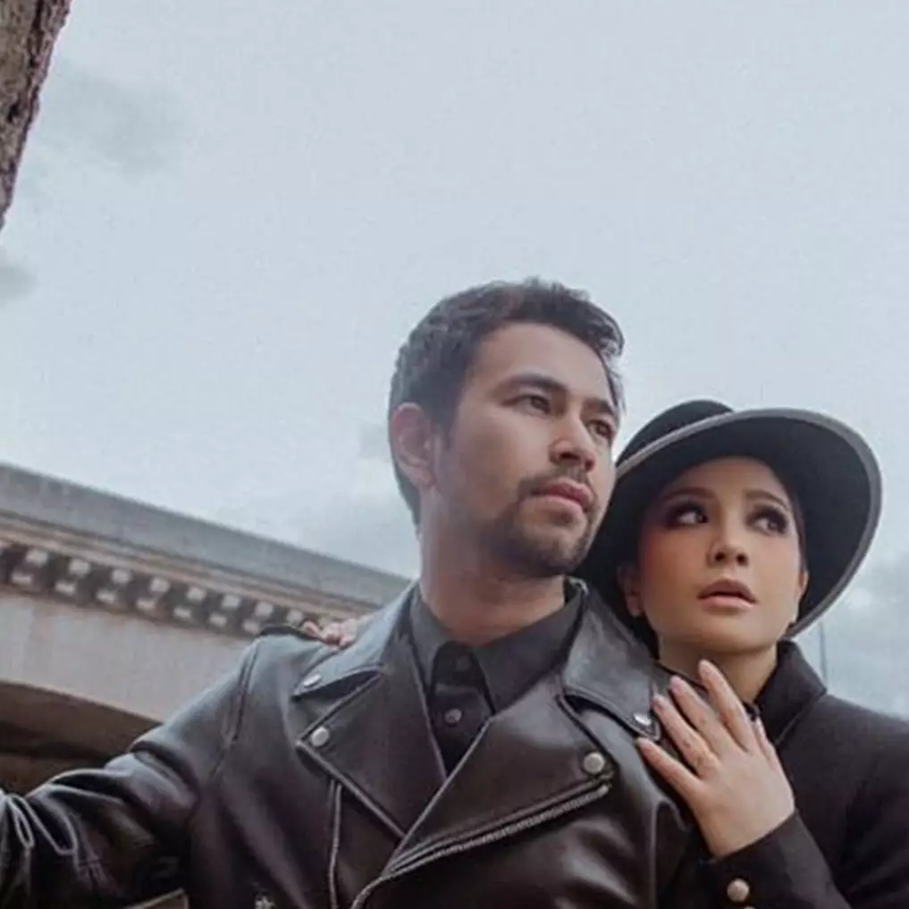 Momen salah tingkah Raffi &amp; Nagita ciuman saat pemotretan di Paris