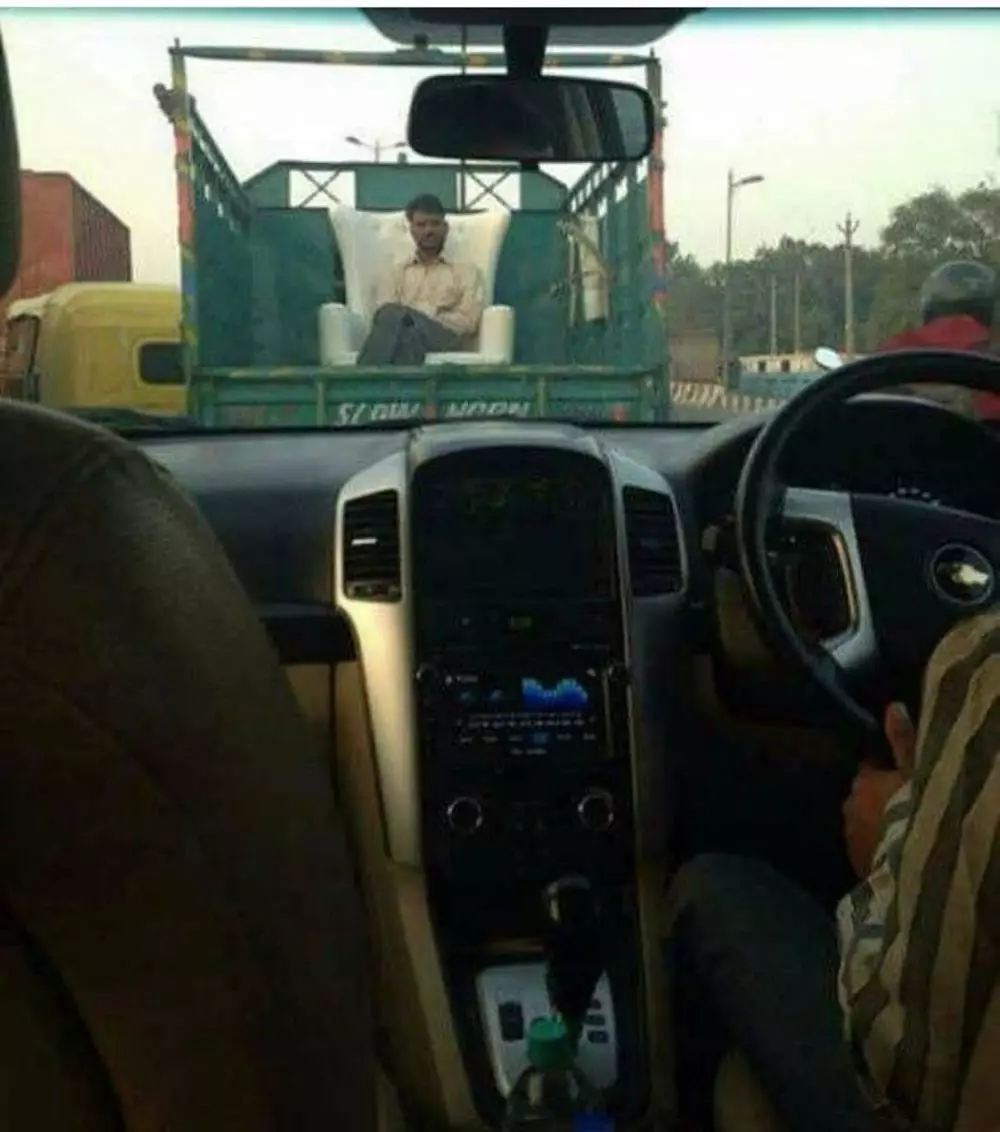 potret lucu orang naik truk © 2020 1cak.com