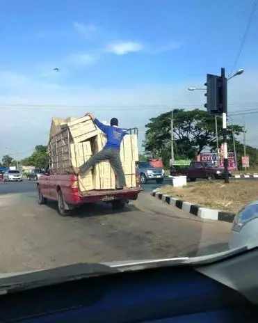 potret lucu orang naik truk © 2020 1cak.com