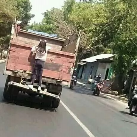 potret lucu orang naik truk © 2020 1cak.com