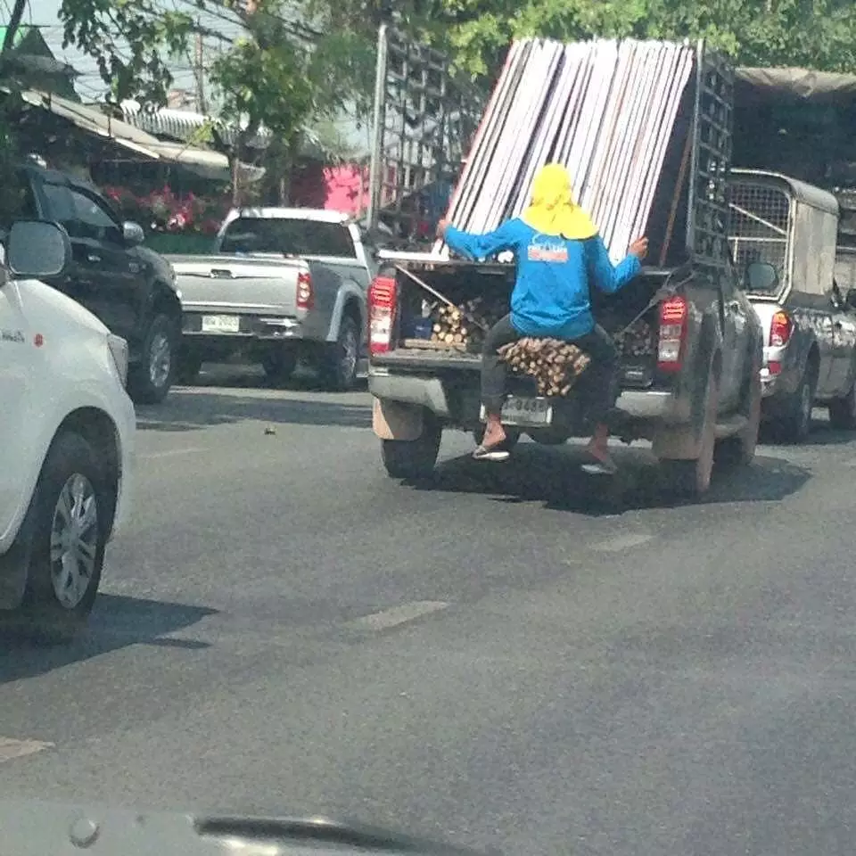 potret lucu orang naik truk © 2020 1cak.com