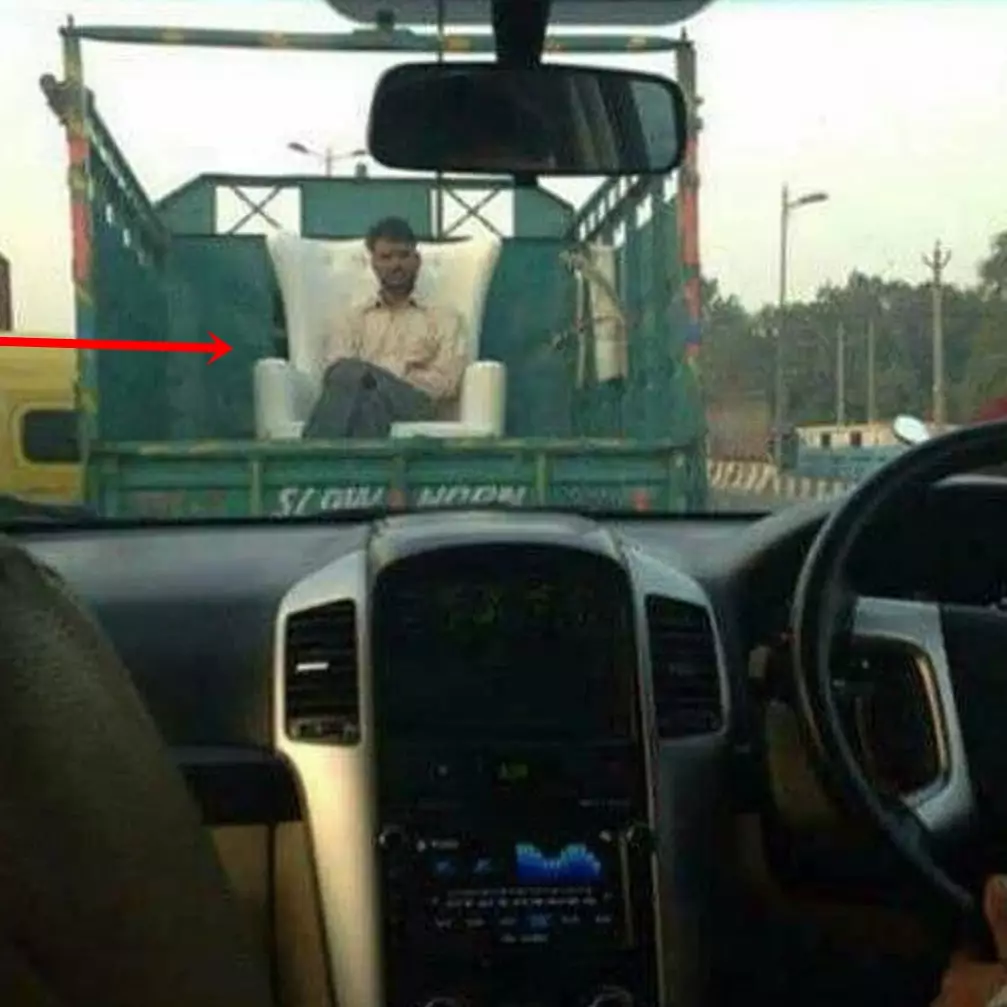 10 Potret lucu orang naik truk ini bikin gagal fokus