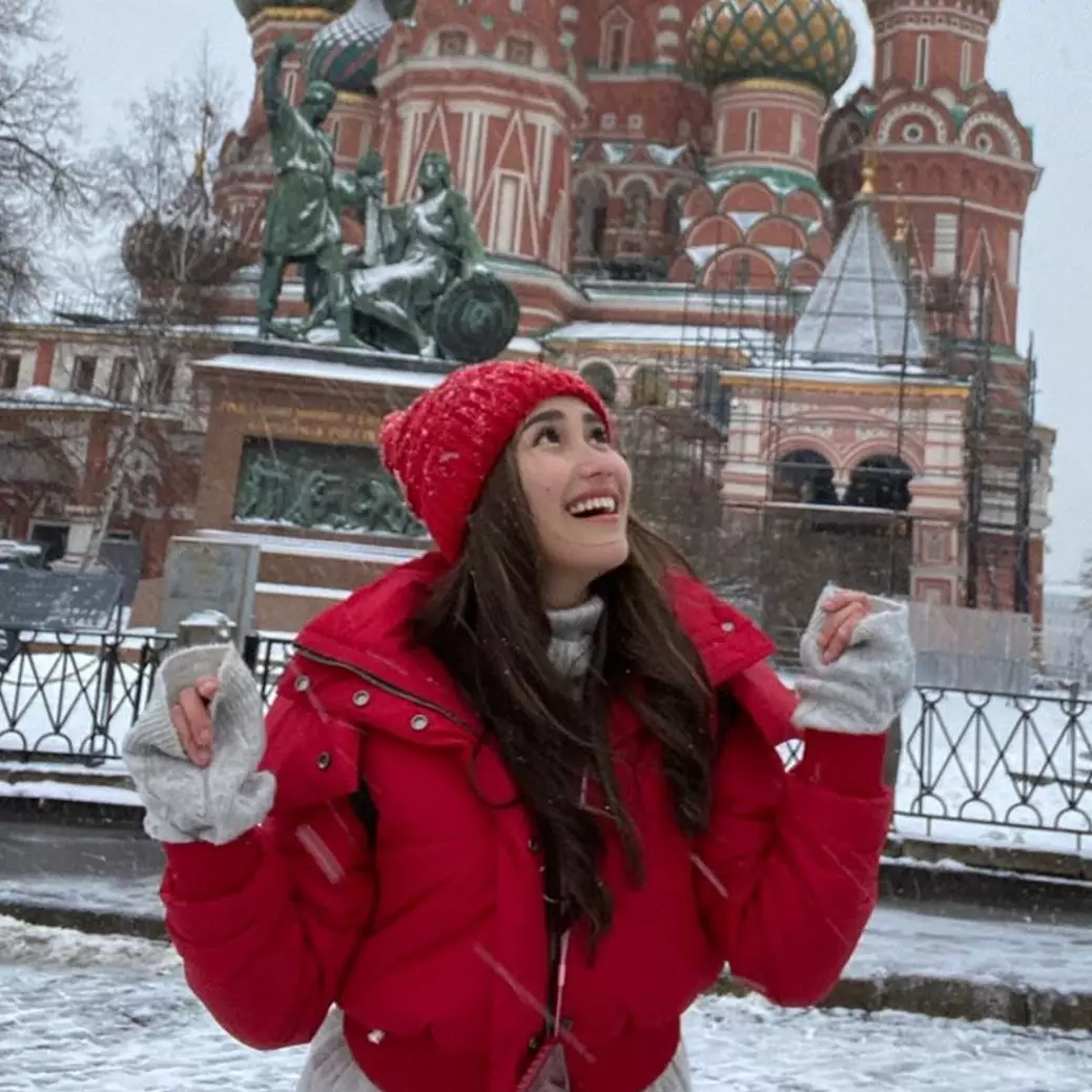 10 Momen Ayu Ting Ting liburan di Moscow, Didi Riyadi nggak ikut?