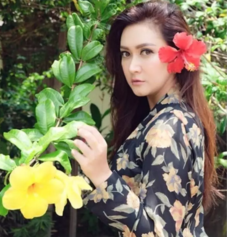 potret lawas Nafa Urbach instagram potret lawas Nafa Urbach instagram