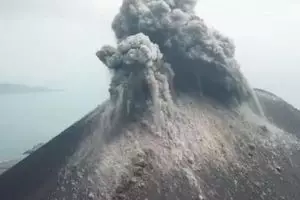 Gunung Anak Krakatau kembali erupsi