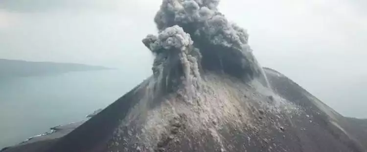 Gunung Anak Krakatau kembali erupsi