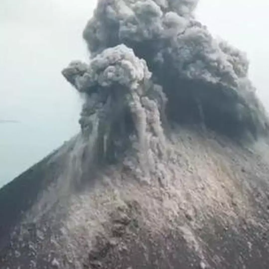 Gunung Anak Krakatau kembali erupsi