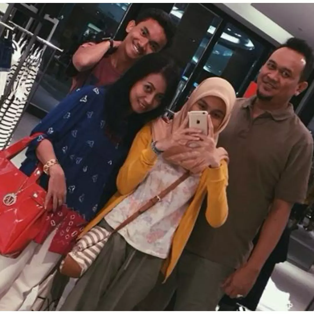 8 Potret Cak lontong dan keluarga yang jarang terekspos