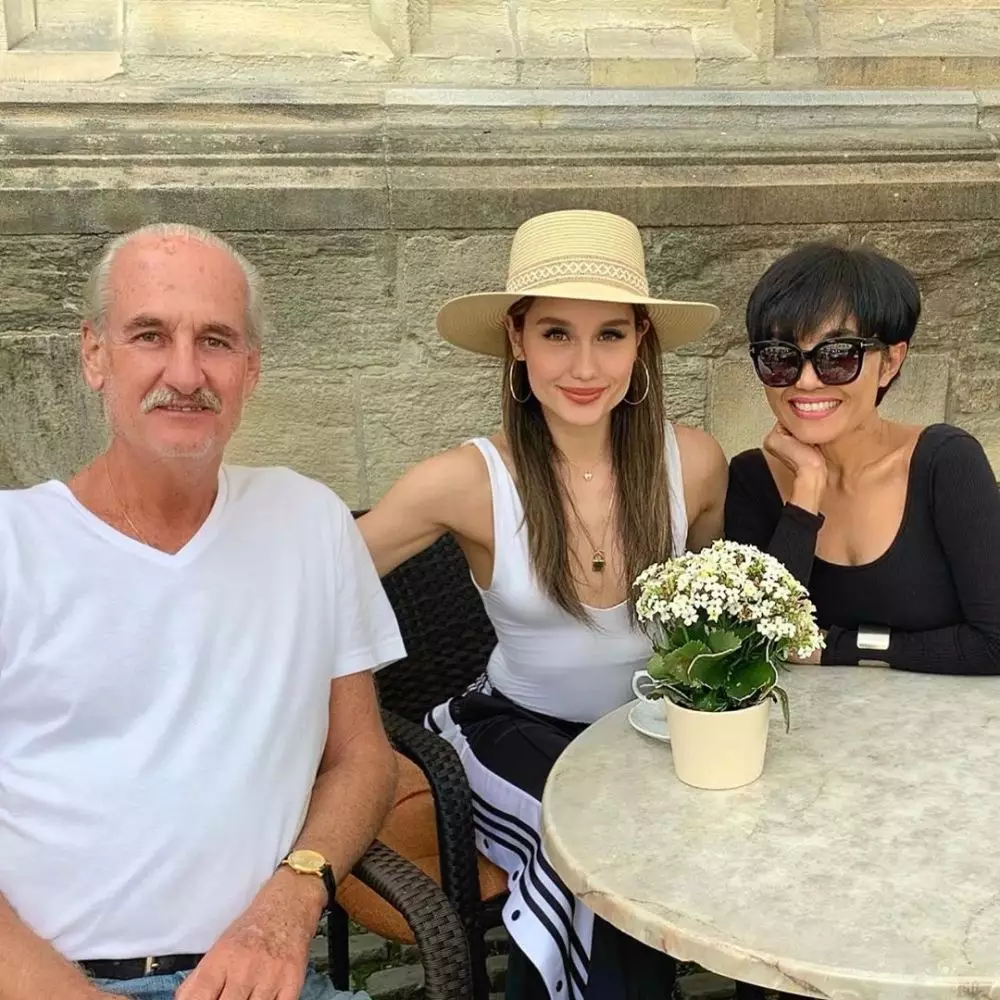 Gaya khas ibunda Cinta Laura Instagram