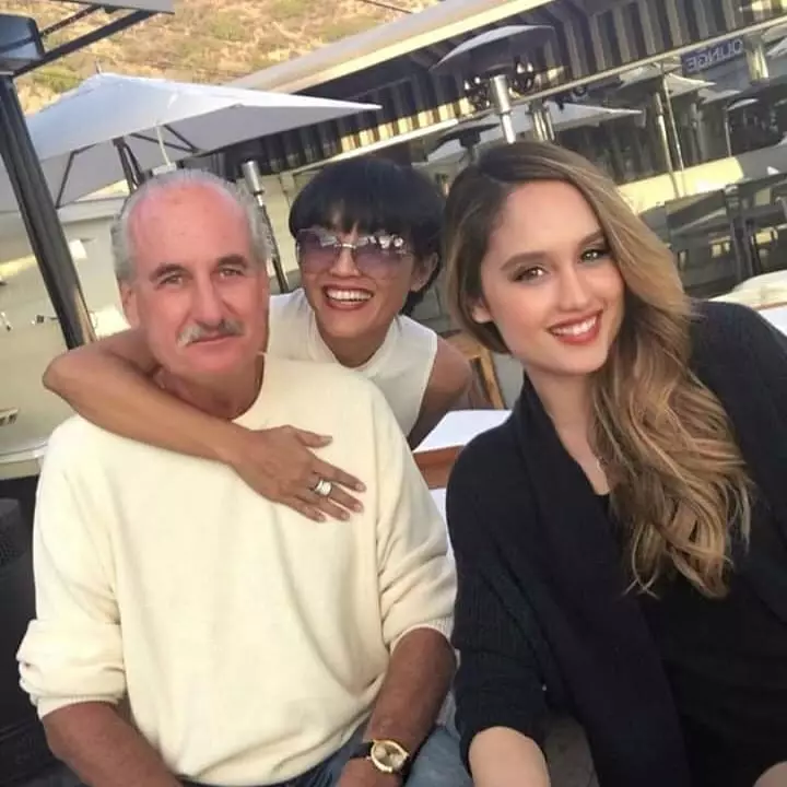 Gaya khas ibunda Cinta Laura Instagram