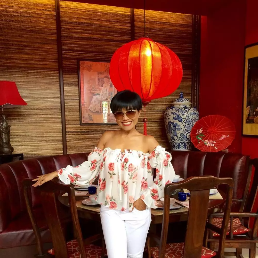 Gaya khas ibunda Cinta Laura Instagram