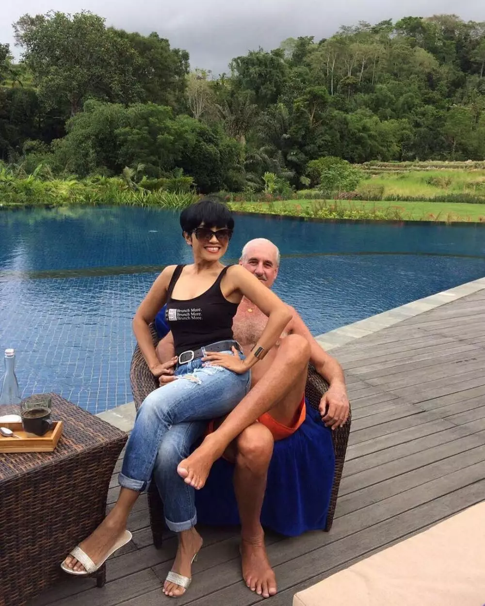 Gaya khas ibunda Cinta Laura Instagram