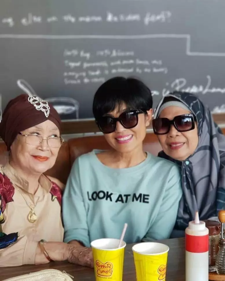 Gaya khas ibunda Cinta Laura Instagram