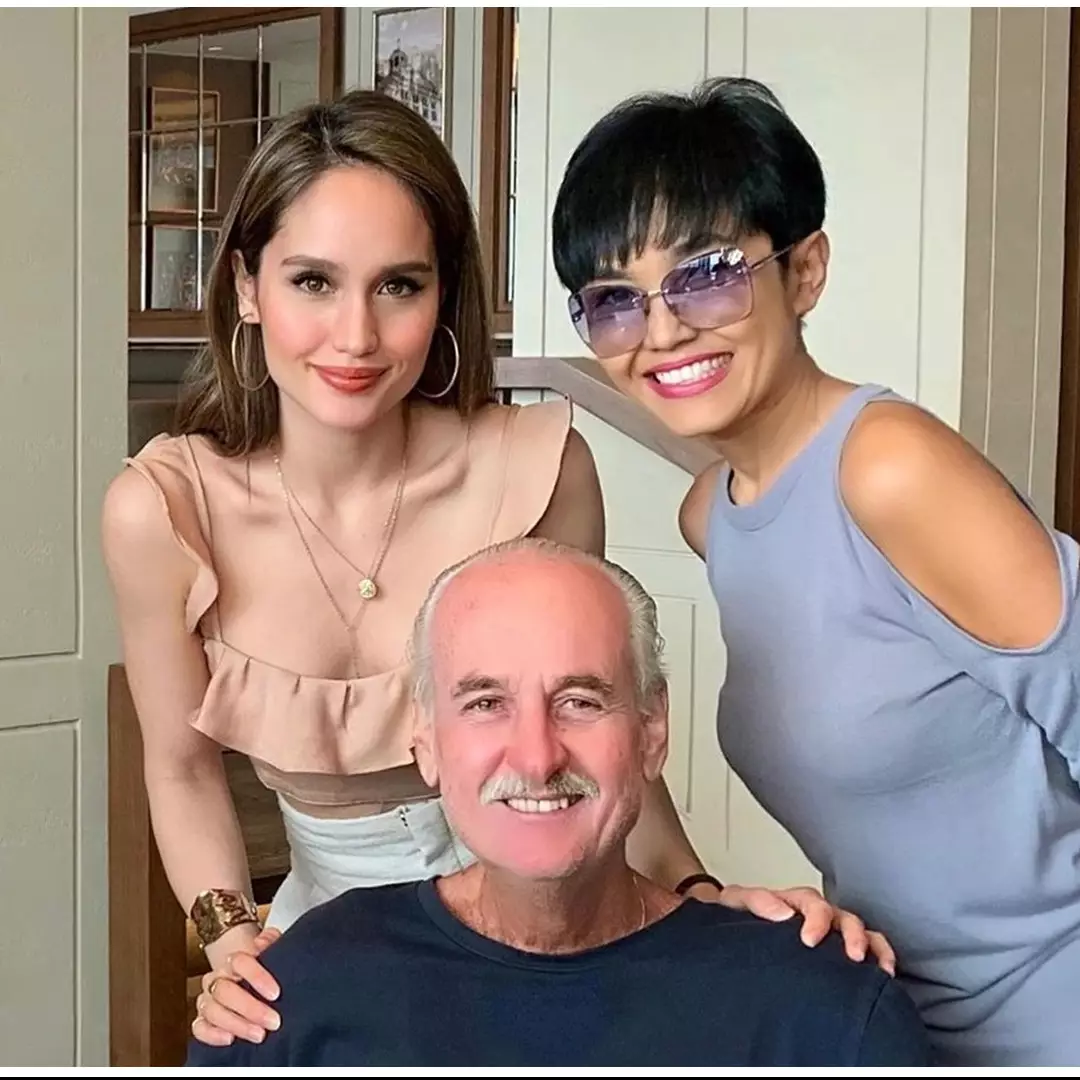 8 Gaya khas ibunda Cinta Laura, selalu kenakan kaca mata hitam