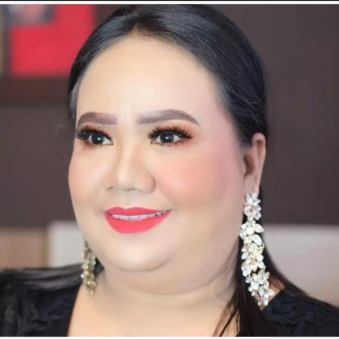 8 Potret Aty Kodong tanpa makeup, parasnya bikin pangling