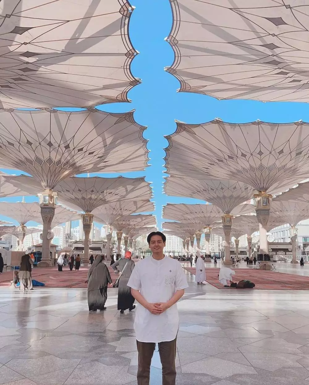 Momen Roger Danuarta umrah pertama kali Instagram
