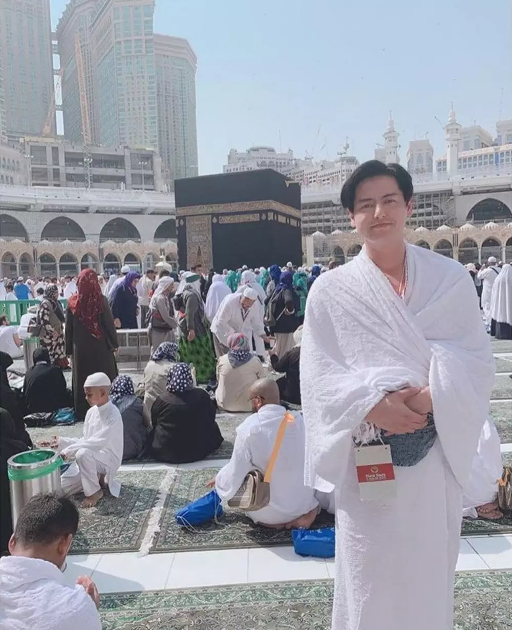 Momen Roger Danuarta umrah pertama kali Instagram