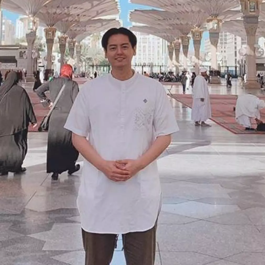 10 Momen Roger Danuarta umrah pertama kali, auranya terpancar