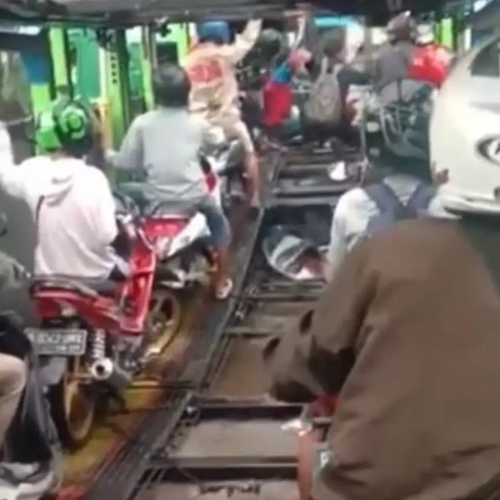 Cara pemotor lewati banjir Jakarta ini kreatif abis, bebas basah