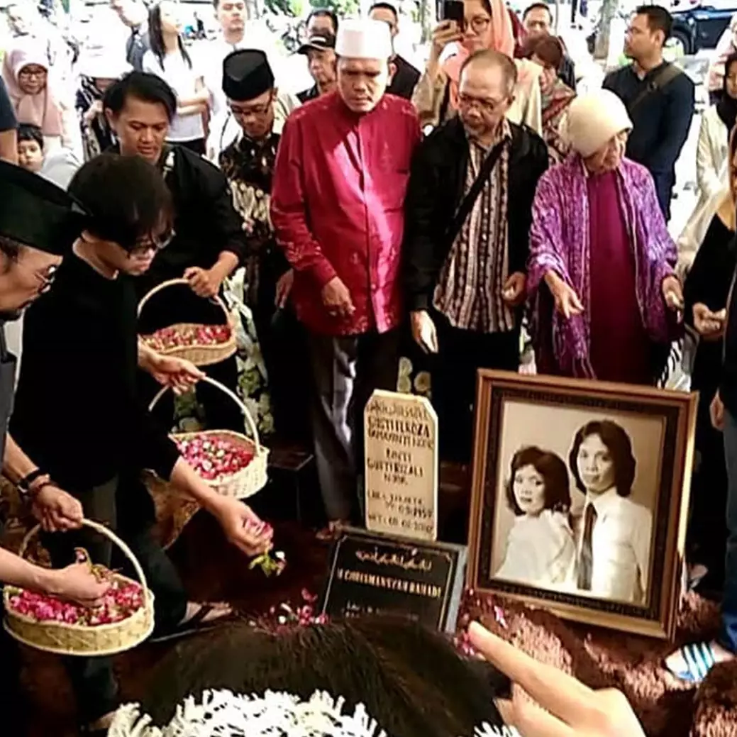 8 Momen pemakaman Yanti Noor, dikubur di liang lahat Chrisye