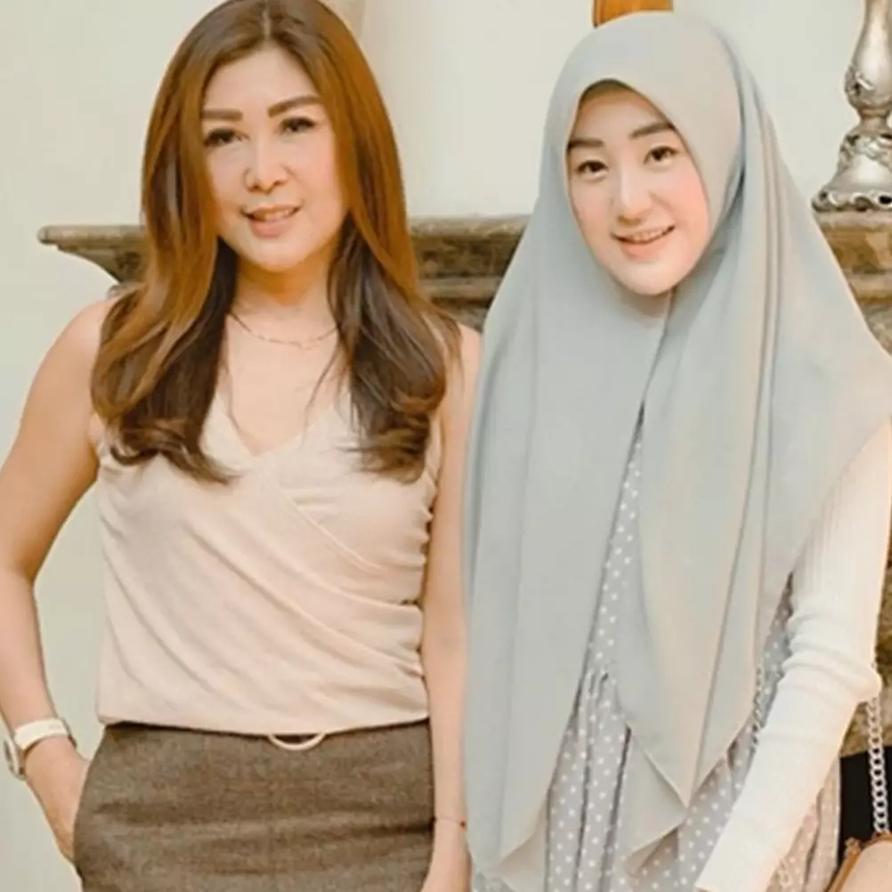 Hangout bareng, gaya ibunda Larissa Chou ini tuai pujian