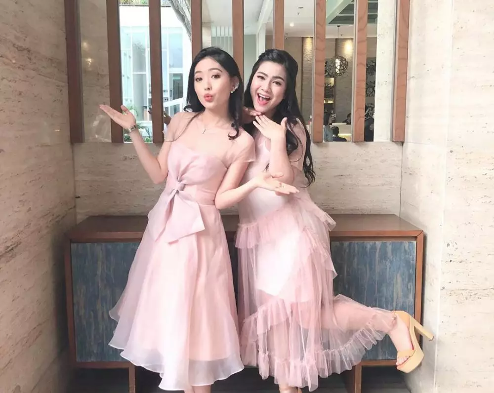 Gaya Natasha Wilona hadiri lamaran & pernikahan Instagram Gaya Natasha Wilona hadiri lamaran & pernikahan Instagram