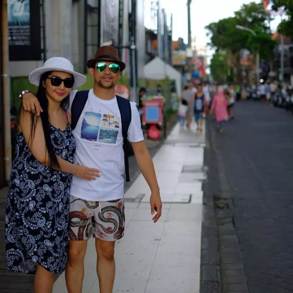 potret Lucky Perdana dan istri © 2020 brilio.net potret Lucky Perdana dan istri © 2020 brilio.net