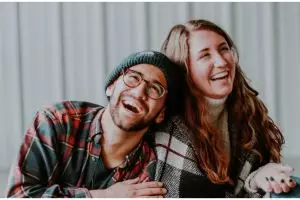 Pengen tahu cowok naksir kamu? Intip 6 tandanya di sini