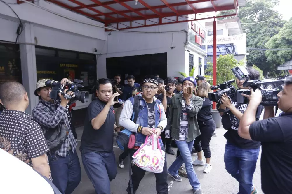 Perlakukan orang pada Teddy  kapanlagi.com 