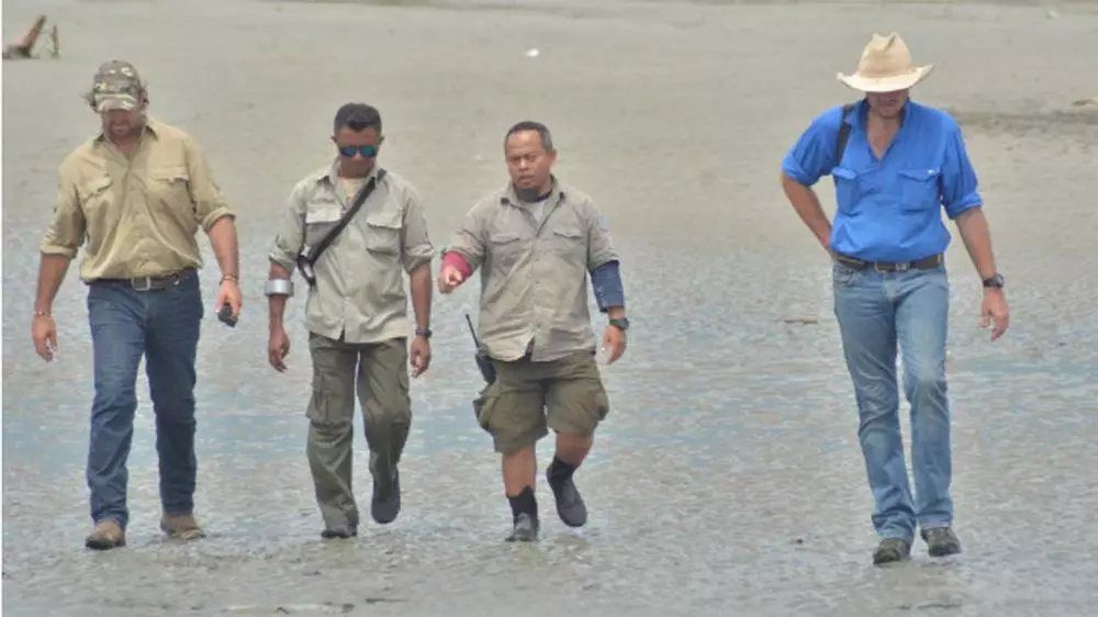 Operasi buaya berkalung ban  liputan6.com  Operasi buaya berkalung ban  liputan6.com