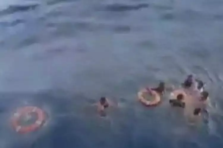 Detik-detik prajurit TNI terjun ke laut selamatkan warga, heroik