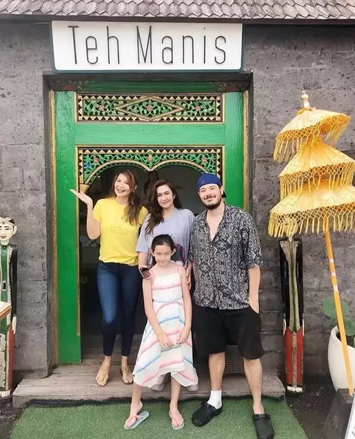 7 potret nafa urbach bareng mantan suami dan anak Instagram