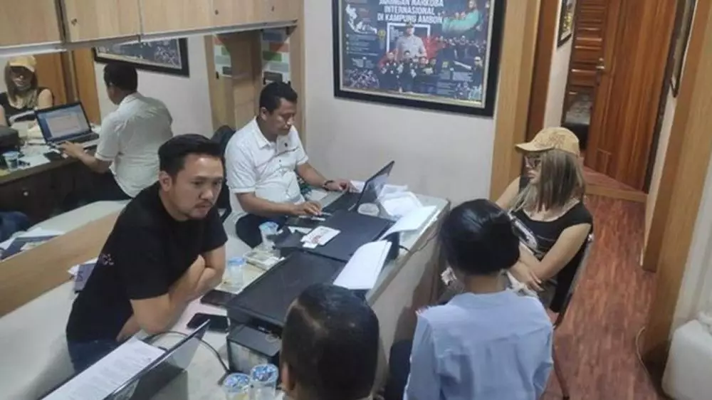 Lucinta Luna ditangkap  kapanlagi.com 