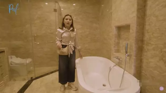 Kamar mandi Prilly  YouTube 