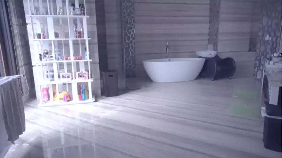 kamar mandi mewah Momo Geisha © 2020 youtube.com