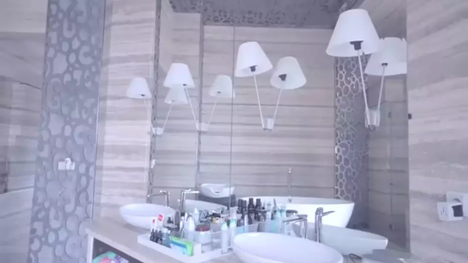 kamar mandi mewah Momo Geisha © 2020 youtube.com