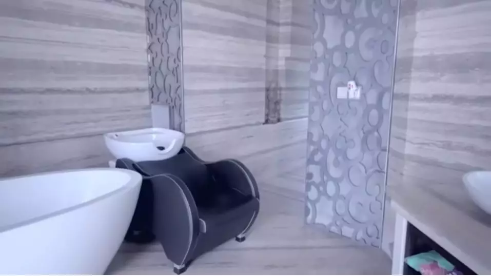 kamar mandi mewah Momo Geisha © 2020 youtube.com