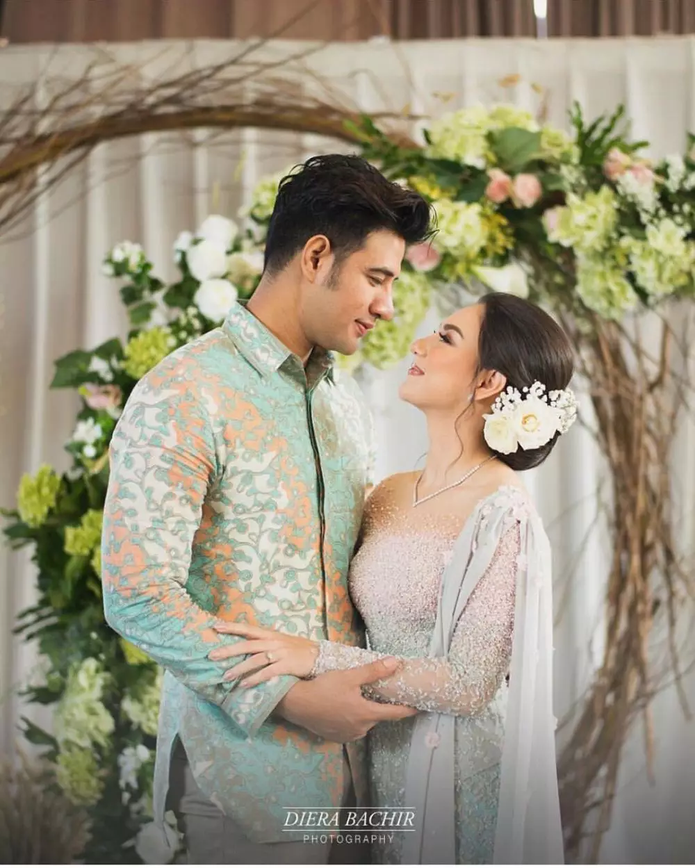 Beda gaya lamaran pesinetron Tanah Air Instagram 