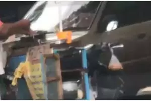 Viral penjual jajanan cuci wajan pakai genangan air di jalan