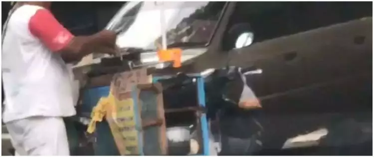 Viral penjual jajanan cuci wajan pakai genangan air di jalan