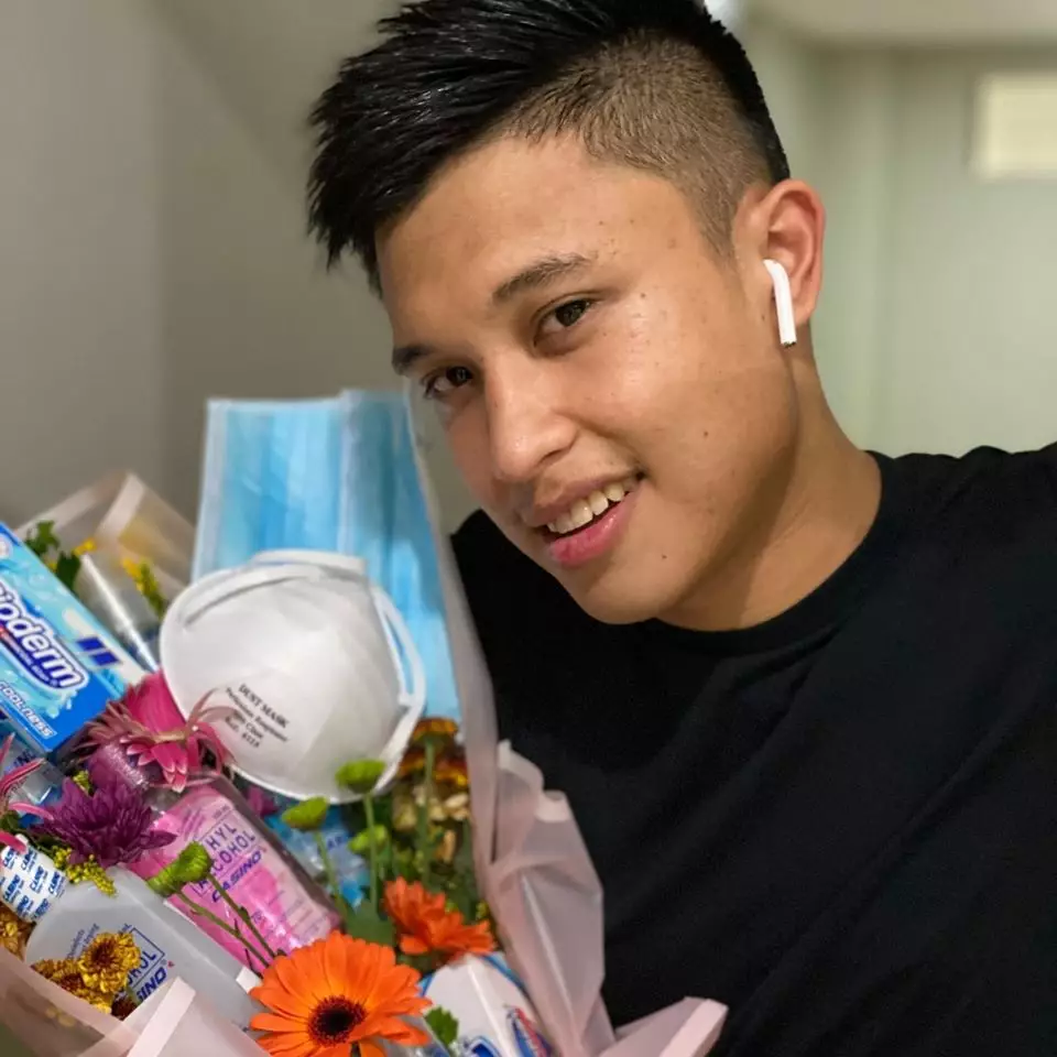 pria bagikan buket anti virus corona  AsiaOne  Facebook/@Rigel Thomas Cloribel Morre pria bagikan buket anti virus corona  AsiaOne  Facebook/@Rigel Thomas Cloribel Morre