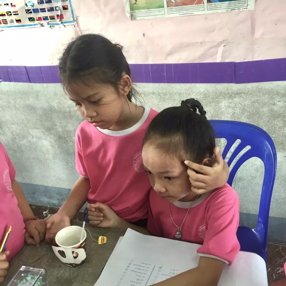 aksi anak membersihkan muntah © 2020 brilio.net aksi anak membersihkan muntah © 2020 brilio.net