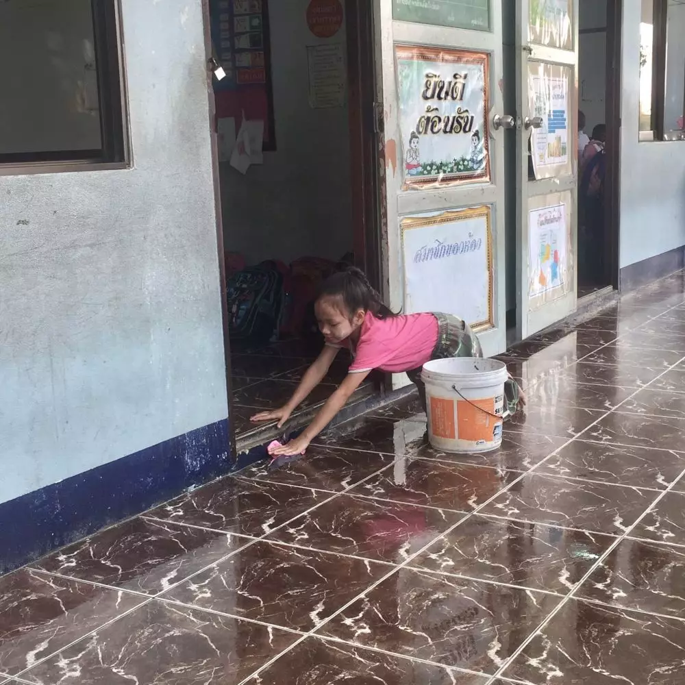 aksi anak membersihkan muntah © 2020 brilio.net aksi anak membersihkan muntah © 2020 brilio.net