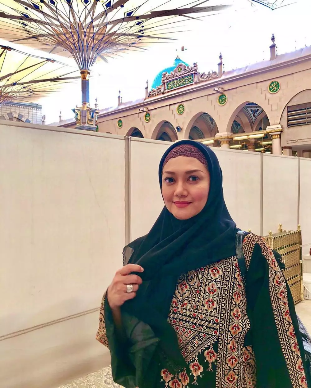 Bella Saphira umrah  Instagram 